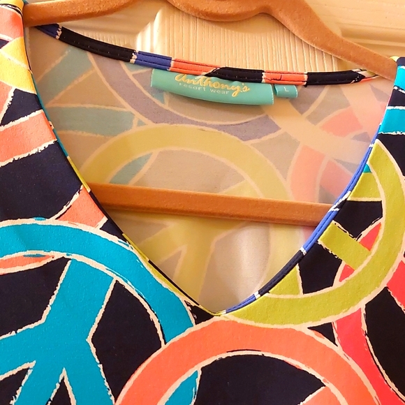 Anthony's 3/4 sleeve top. Multi color with black background - Picture 4 of 4